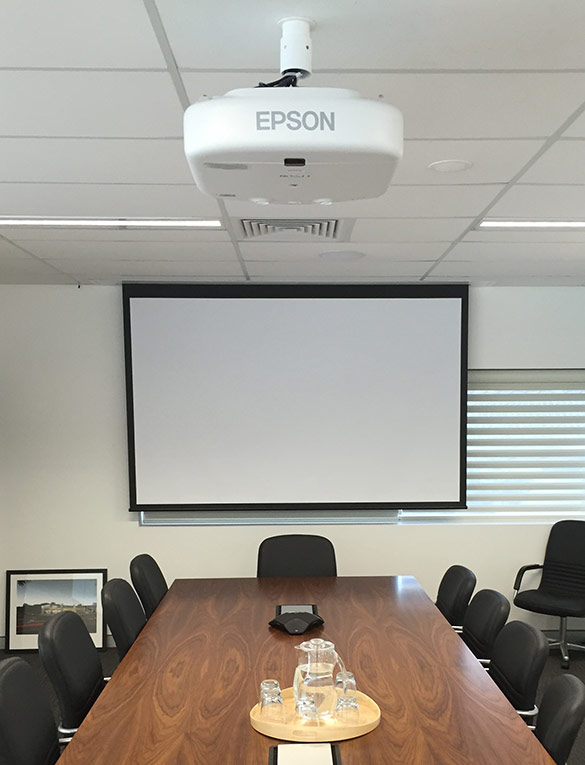 Boardroom Epson projection system with motorised screen